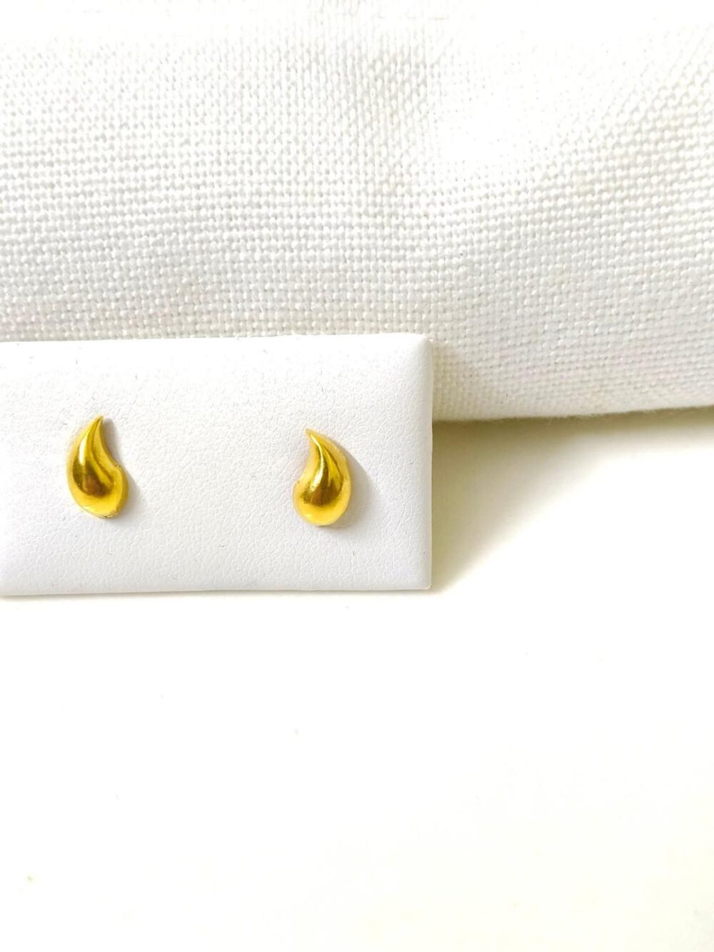 Mini teardrop 18k yellow gold screw earrings